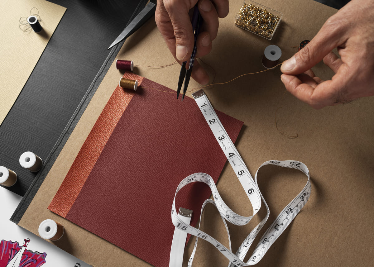 latelier51 creation maroquinerie artisanale sac sur-mesure portefeuille differentes matiere sur la table de travail