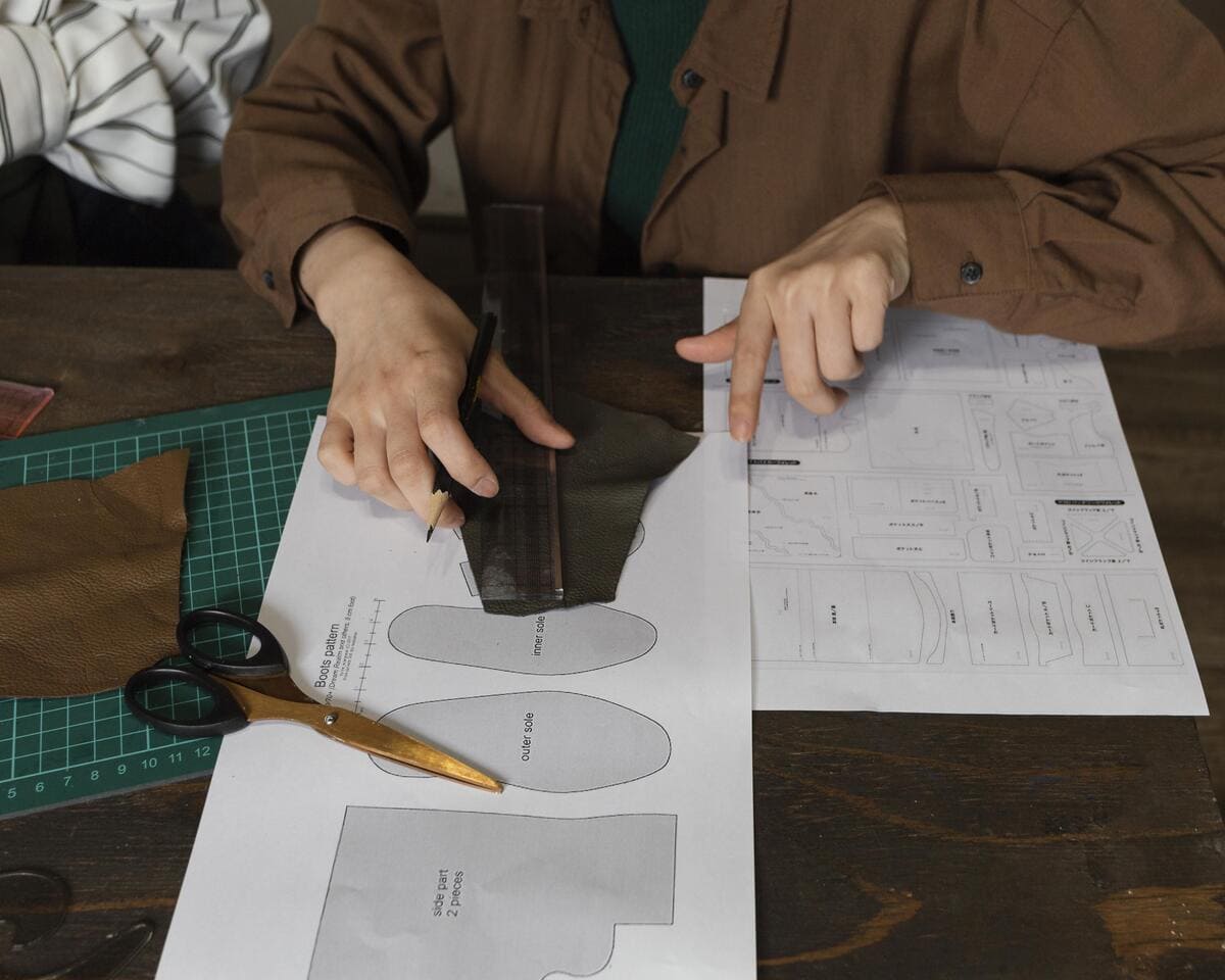 latelier51 creation maroquinerie artisanale sac portefeuille femme dessinant les contours du patron sur le cuir