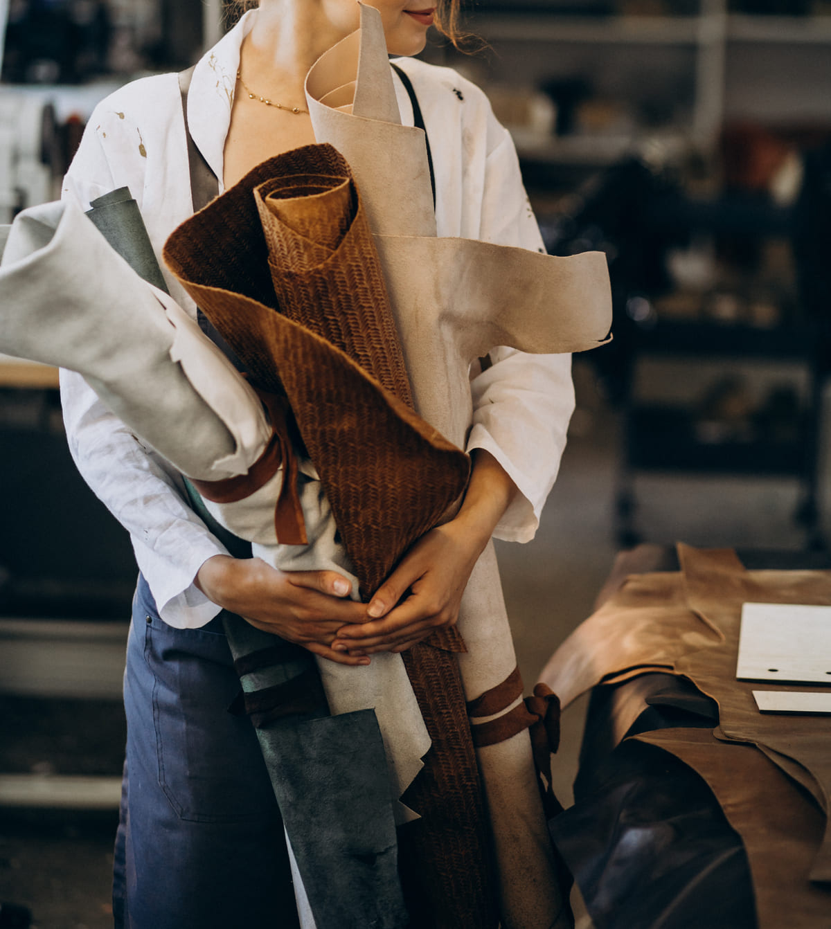 latelier51 creation maroquinerie artisanale sac portefeuille femme portant plusieurs cuirs ayant une patine et un vieillissement naturel