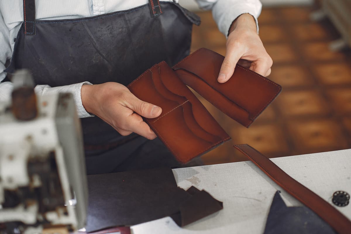 latelier51 creation maroquinerie artisanale sac portefeuille femme travailllant sur la confection dun portefeuille