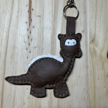 latelier51 creation maroquinerie artisanale sac portefeuille porte clef dino